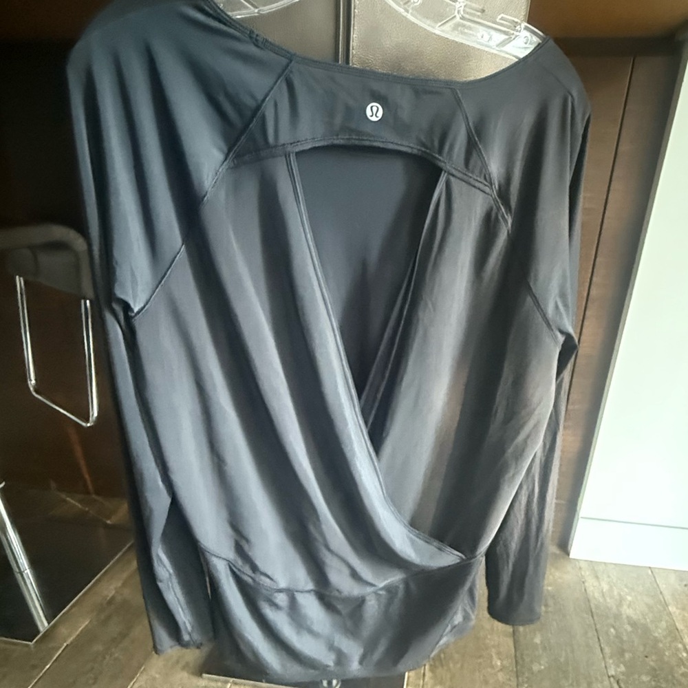 Lululemon long sleeve black top